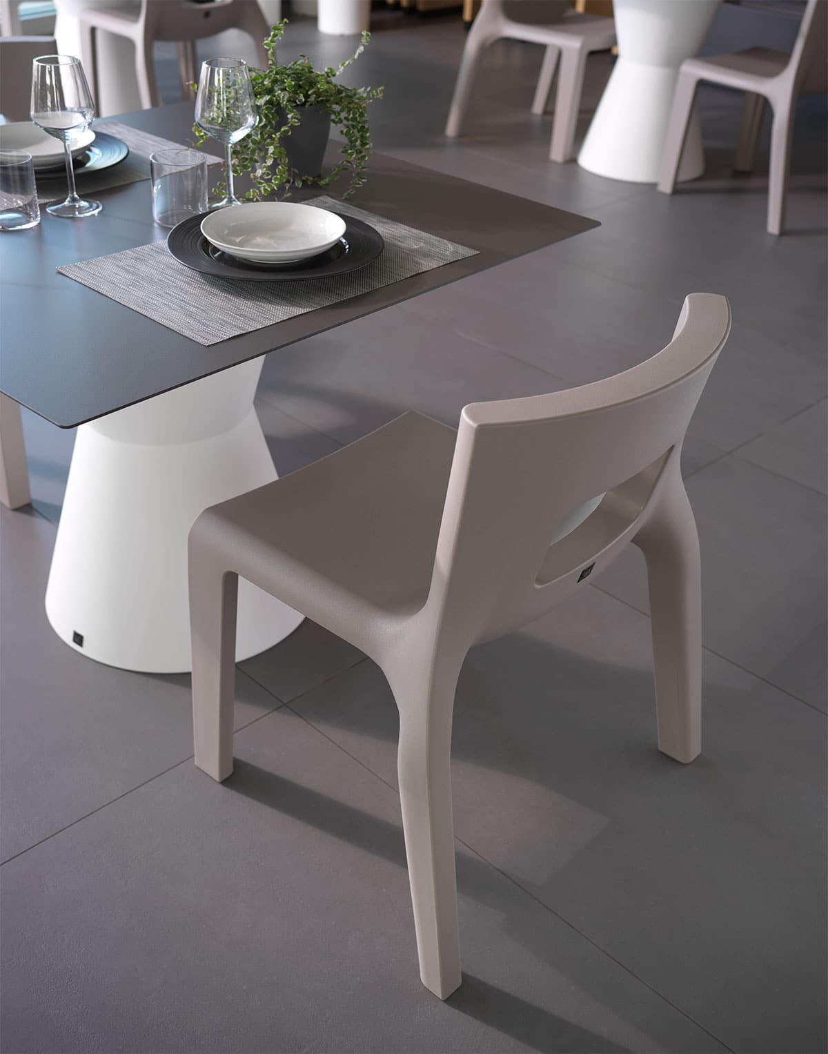 Mise en situation chaise EOS Taupe & table dot blanche plateau carré anthracite